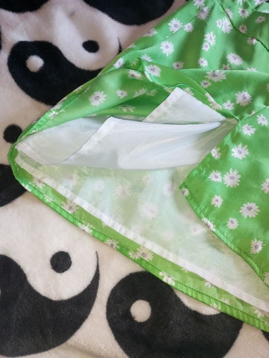 Saia justa de cetim com flores Bershka