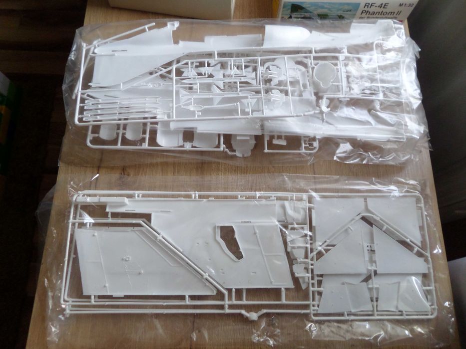 RF-4E Phantom II w 1:32 / 56 cm