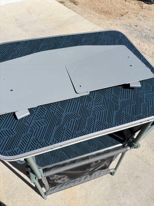 Móvel Dobrável de Campismo QUECHUA com Para-Vento