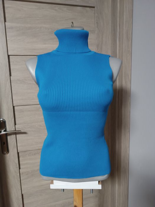 Bezrękawnik dzianinowym z golfem