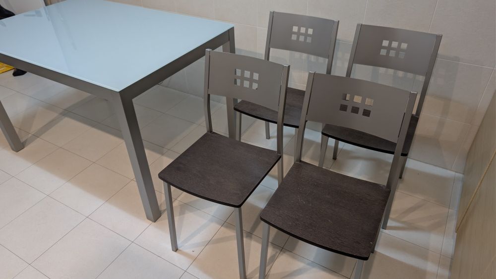 Mesa de cozinha ou escritório com tampo em vidro