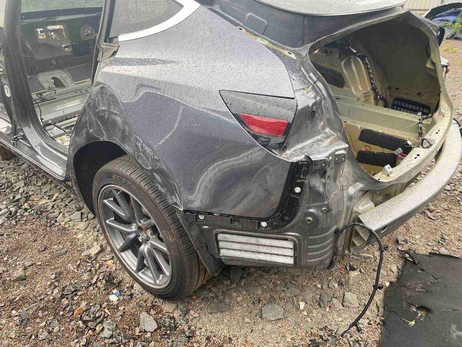 Четверть Tesla Model 3