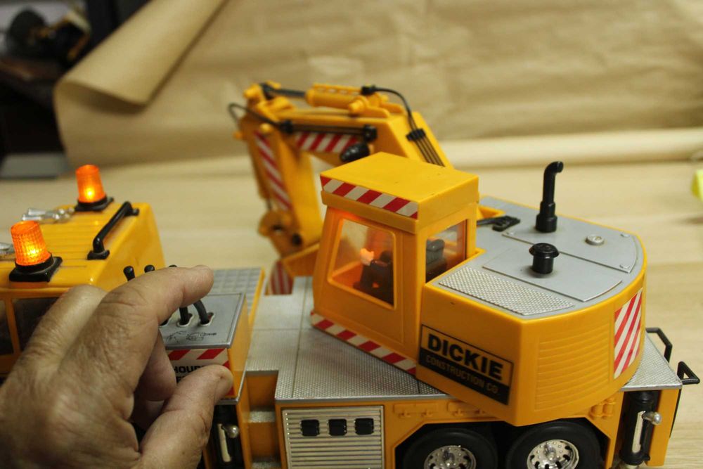 Camião com escavadora