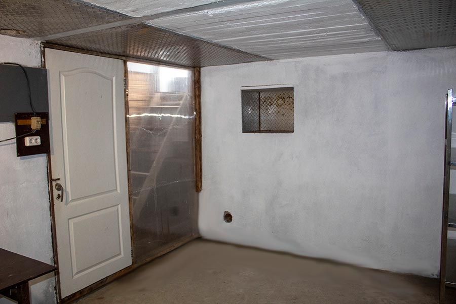 Сховище 50 метрів , туалет , склад 35 метрів , парковка