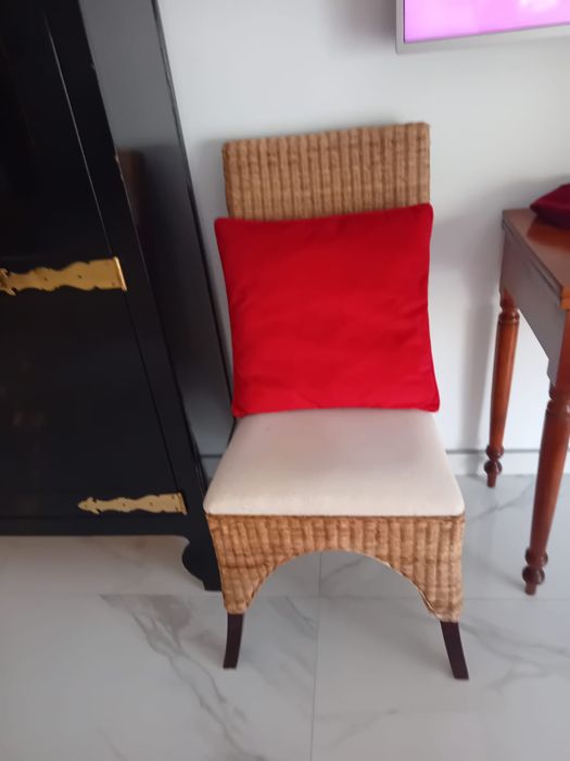 Cadeira em verga com assento em tecido