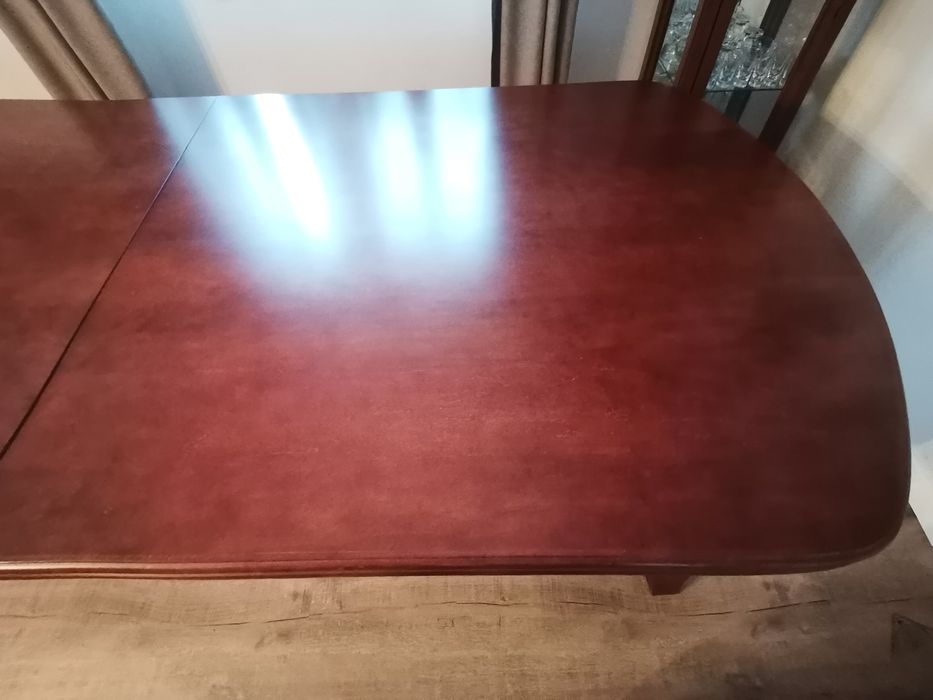 Drewniany stół kolor mahoń