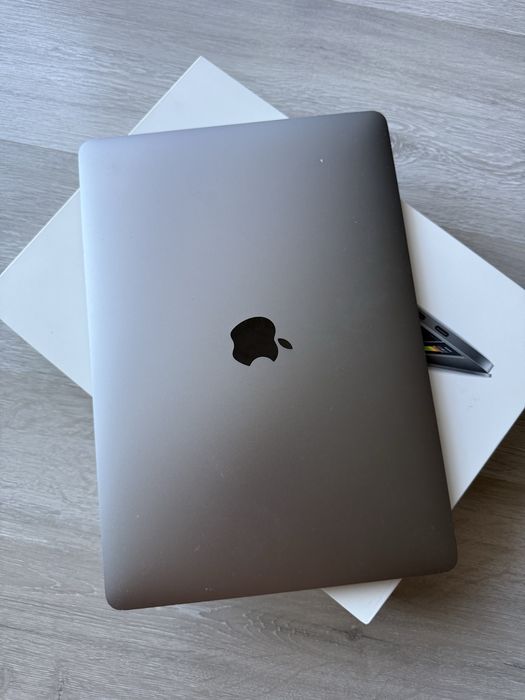 MacBook Pro 13" 2019 Space Gray, 8/256 GB, батарея 88%, повний комплект