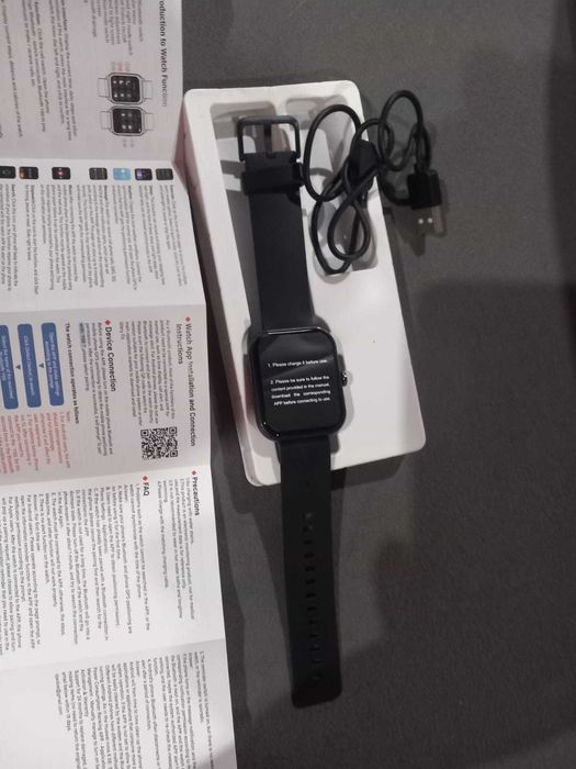 Smartwatch z czarną opaską