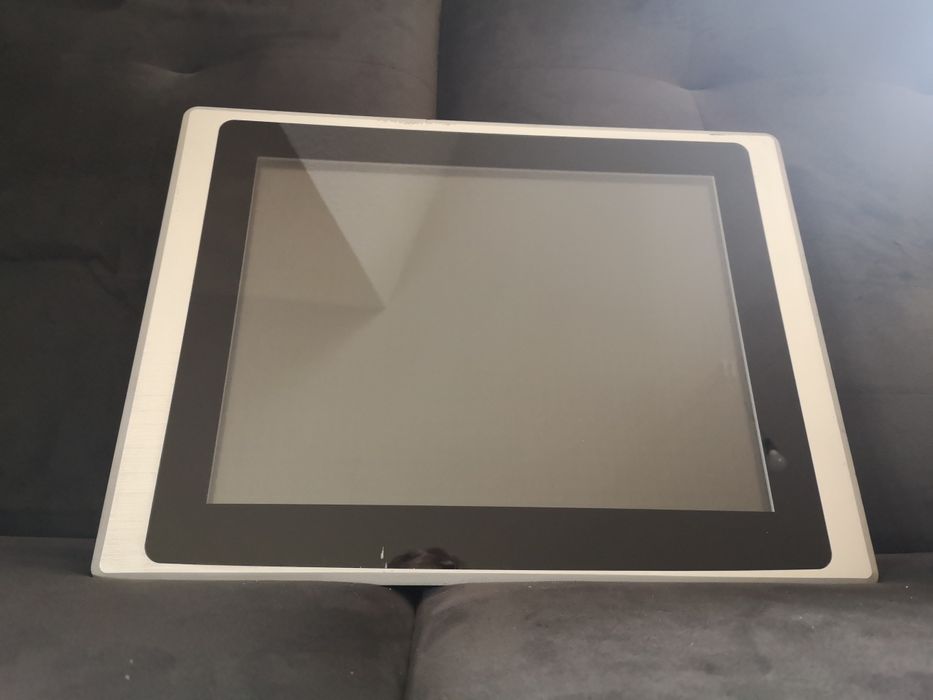 Komputer panelowy, industrialny, przemysłowy. Ekran dotykowy 15"