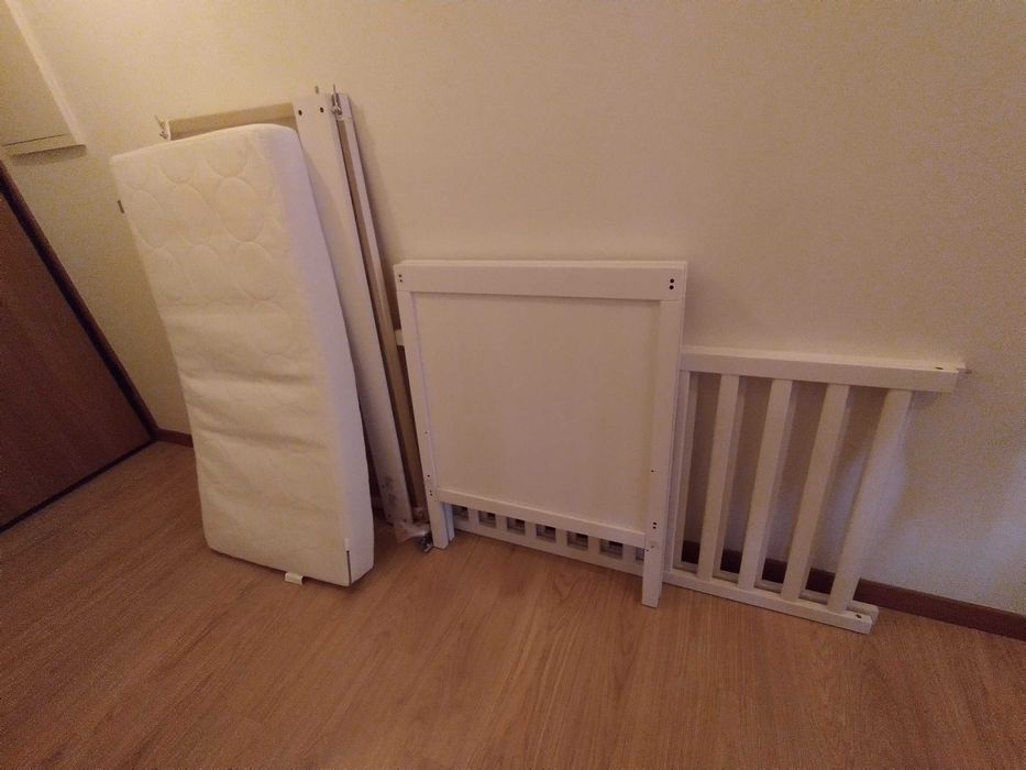 Vende-se cama + colchão + cobertura Ikea em branco