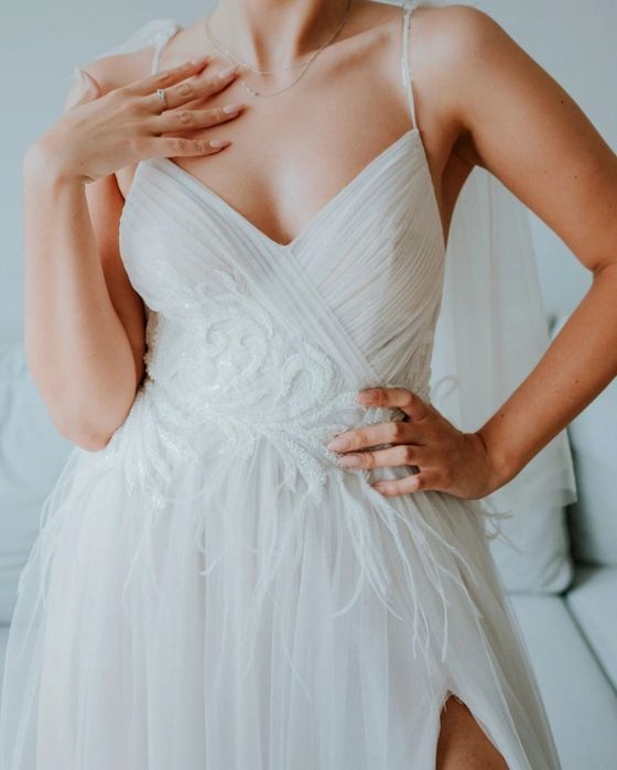 Suknia ślubna z piórami i rozcięciem, Daria Karlozi, 38, 172+9cm