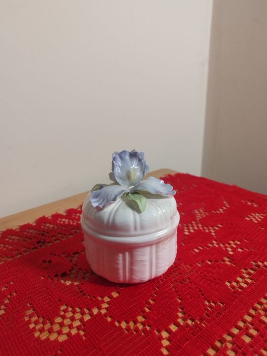 Шкатулка фарфоровая