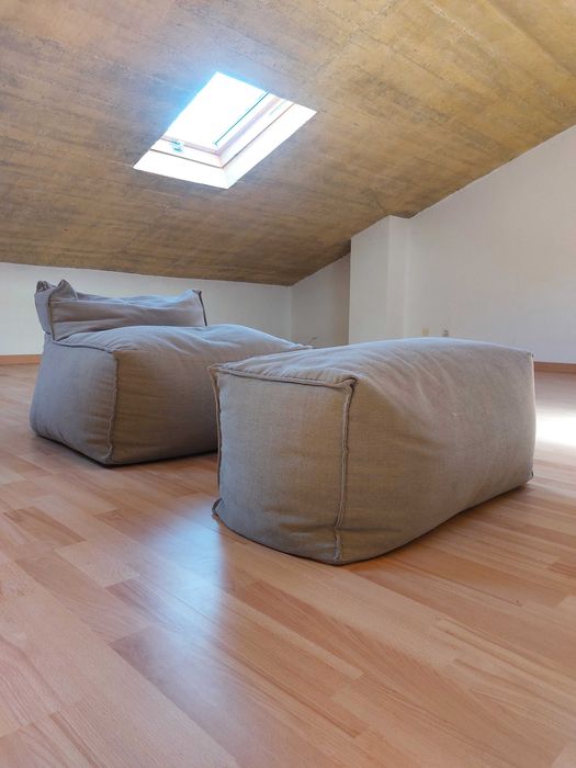 Pufe Bege com Encosto + Apoio de Pés (Casa)