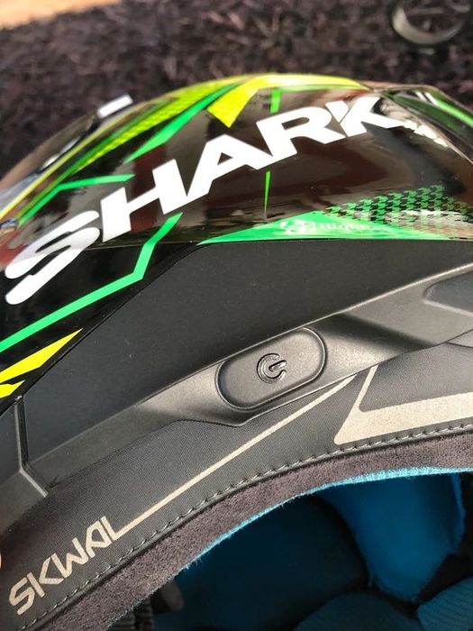 Capacete verde com luz da Shark