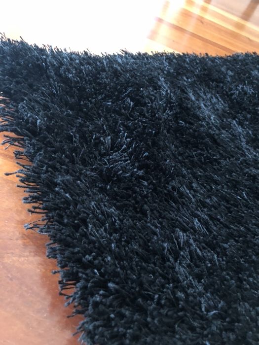 Tapetes de cor preta