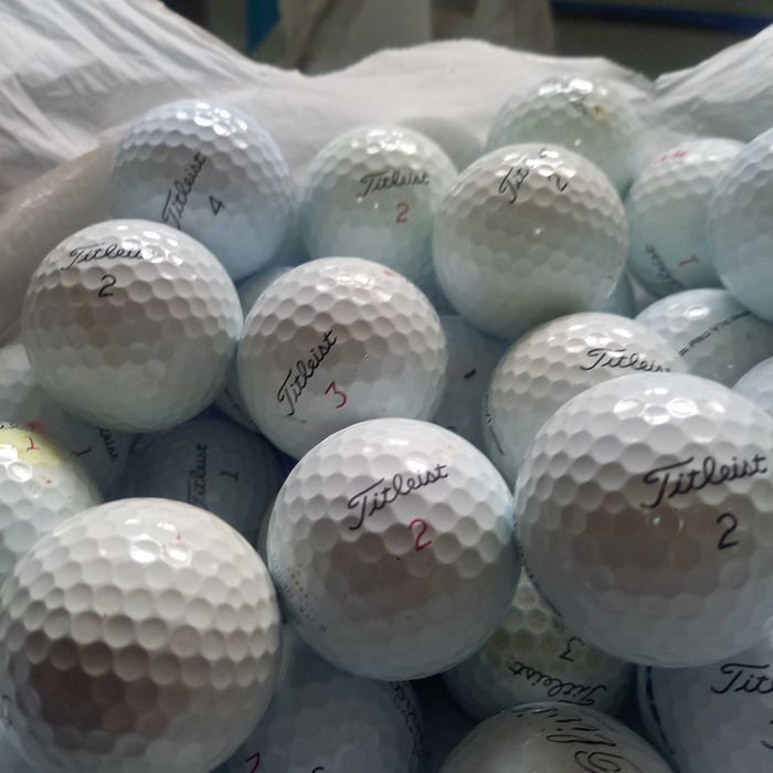 VENDO BOLAS DE GOLFE DE VÁRIAS MARCAS EM MUITO BOM ESTADO