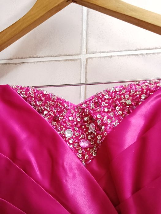 Vestido rosa choque de cerimónia com brilhantes + lenço - Tamanho 42