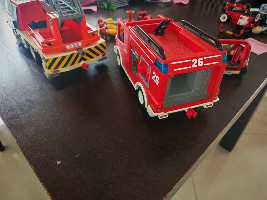 Playmobil duży wóz strażacki+ mniejsze wozy + ludziki
