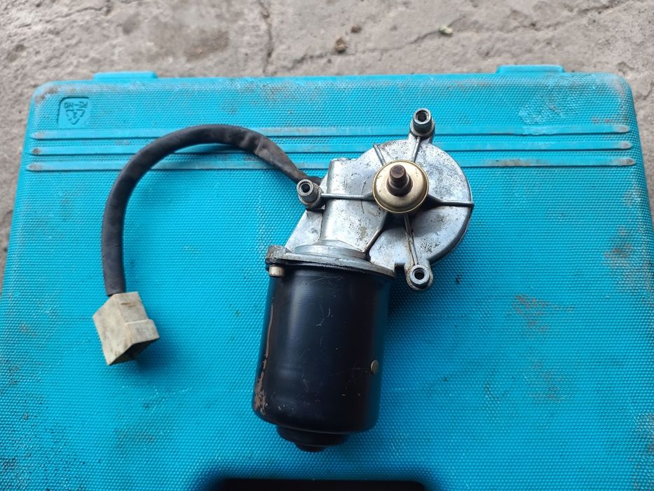 Мотор склоочисника 2108 09