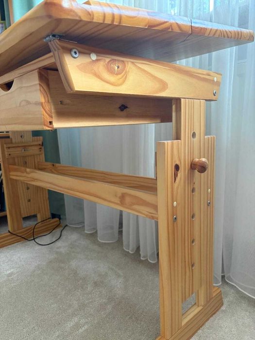 Biurko dziecięce z regulacją wysokości i ruchomym blatem