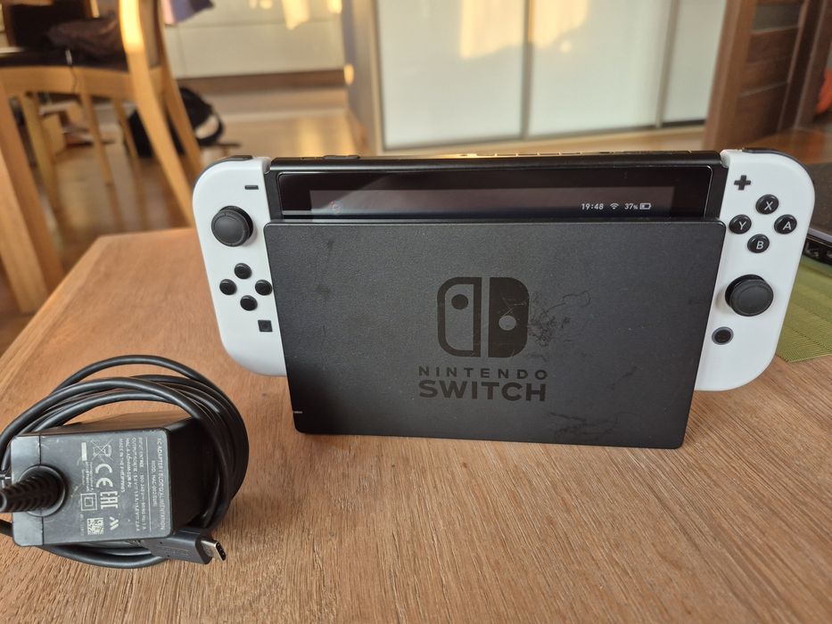 Konsola Nintendo Switch HAC-001(-01) V2 + Joy-Con + ładowarka + oryginalny dock.