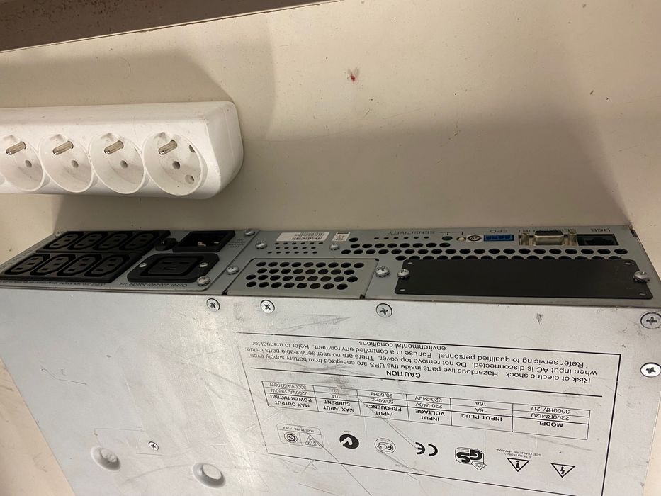 Ups smart ups 3000 bez baterii