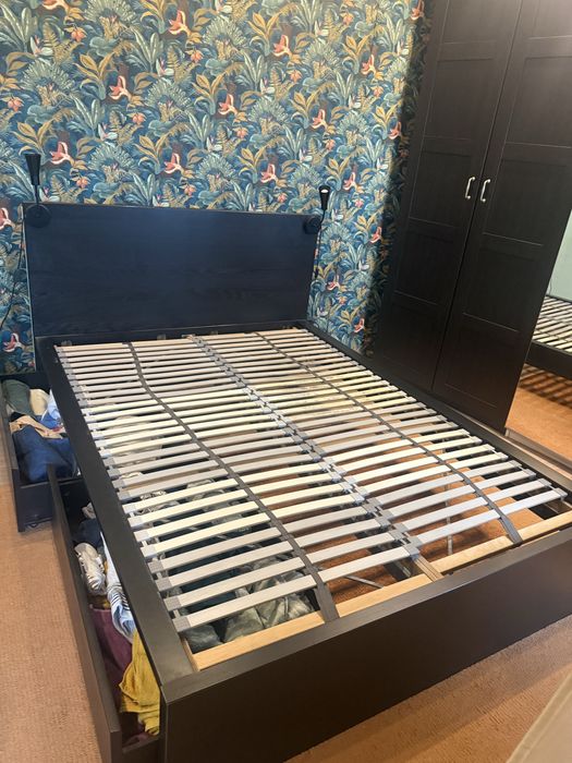 Cama Ikea Preta com gavetas e luminarias