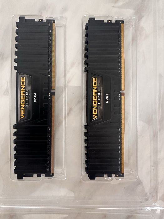 Corsair Vengeance LPX DDR4 16GB (2x8GB) 3200 MHz 2400MHz