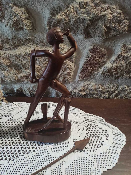 Estatueta madeira _ feita manualmente