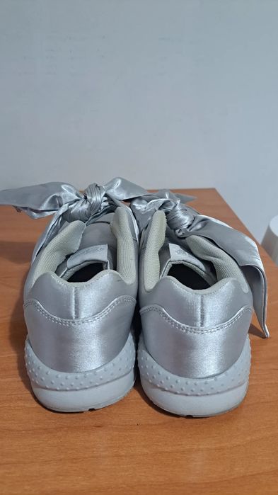 Ténis / Sapatos com atacador