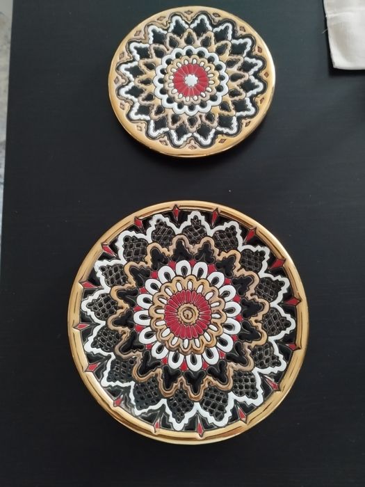 Pratos pintados á mão com borda em ouro de lei