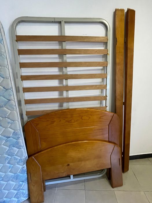 Cama solteiro em madeira com colchão