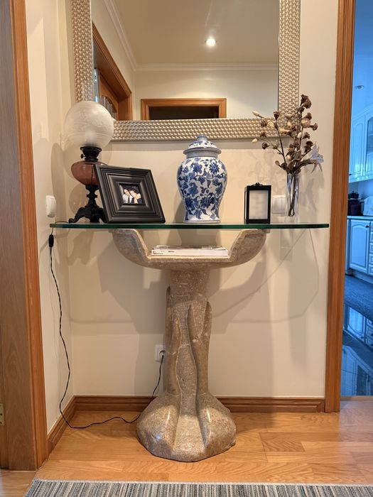 Peça decorativa escultural em pedra com tampo de vidro