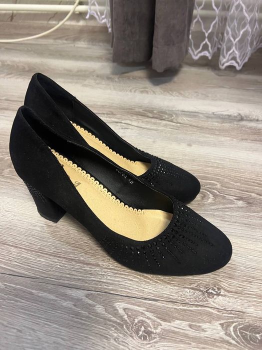 Нові шльопанці та елегантні туфлі