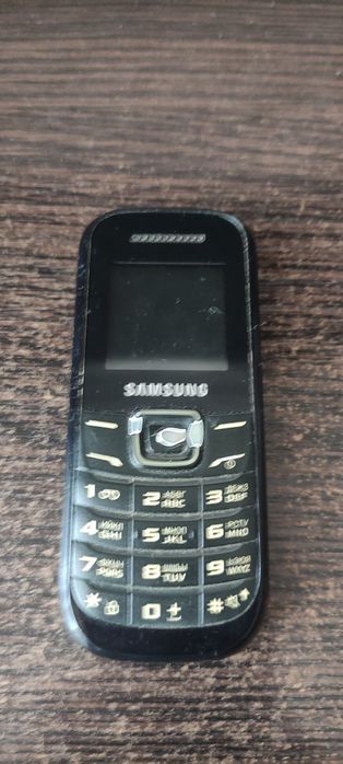 Телефон Samsung E1200M робочий без акумулятора.