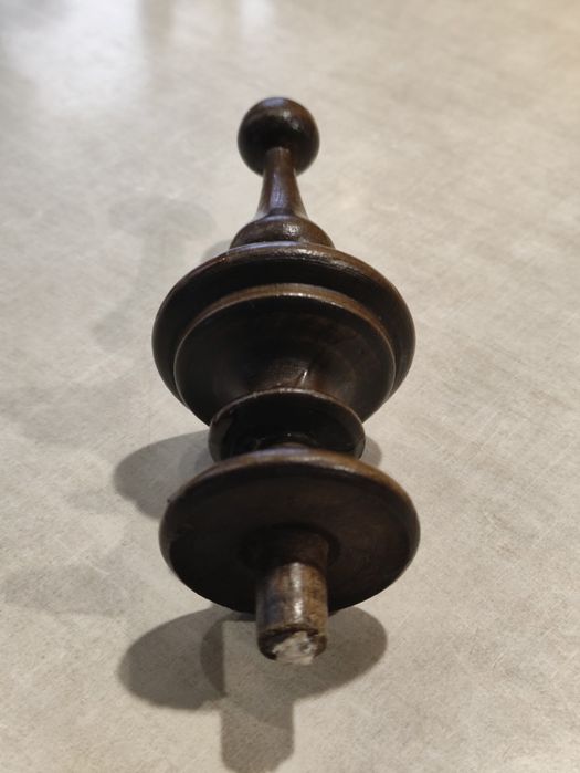 Sterczynka, tralka ,laufr do skrzynki zegara.