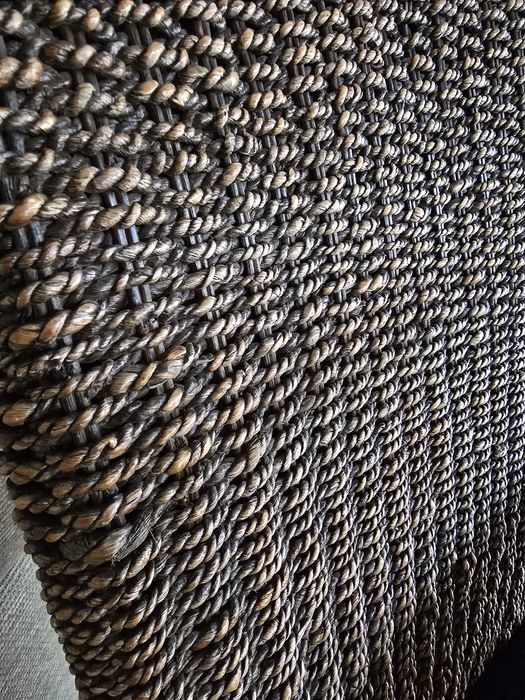 Mesa oval de jantar de madeira maciça Nogueira  (não extensível) e 4 cadeiras rattan resistente.
