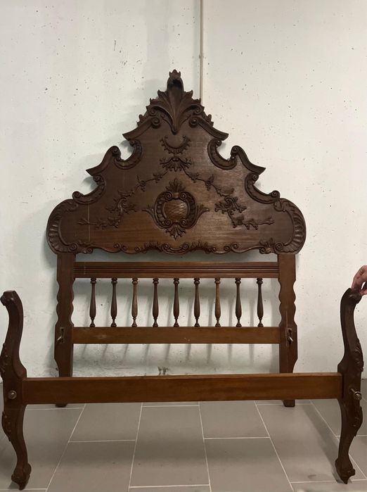 Cama de casal antiga