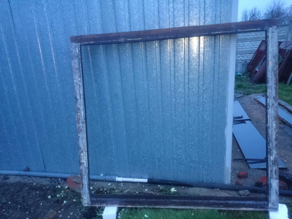 Okno drewniane z ramą po demontażu