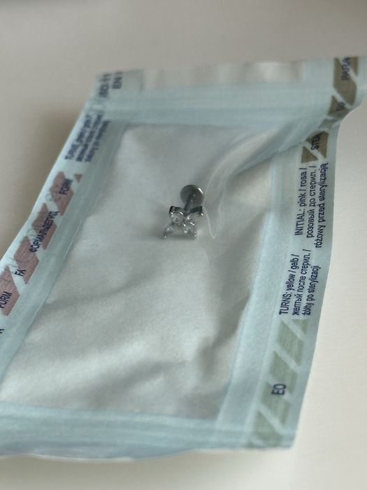 Tytanowy kolczyk Labret kwiat cyrkonie