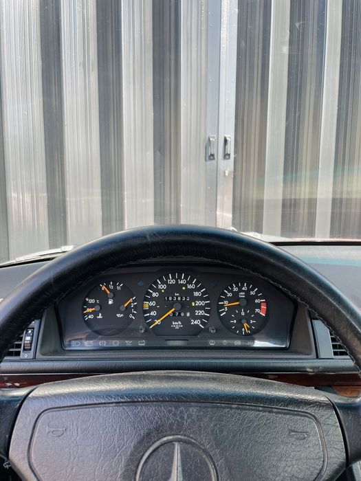 Mercedes-Benz E 200 — fotografia 9