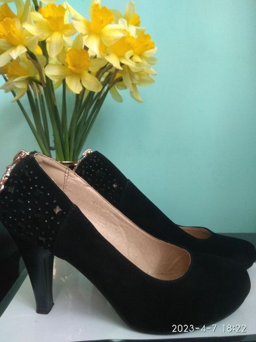 Туфлі чорні на каблуку зручні стан майже нових