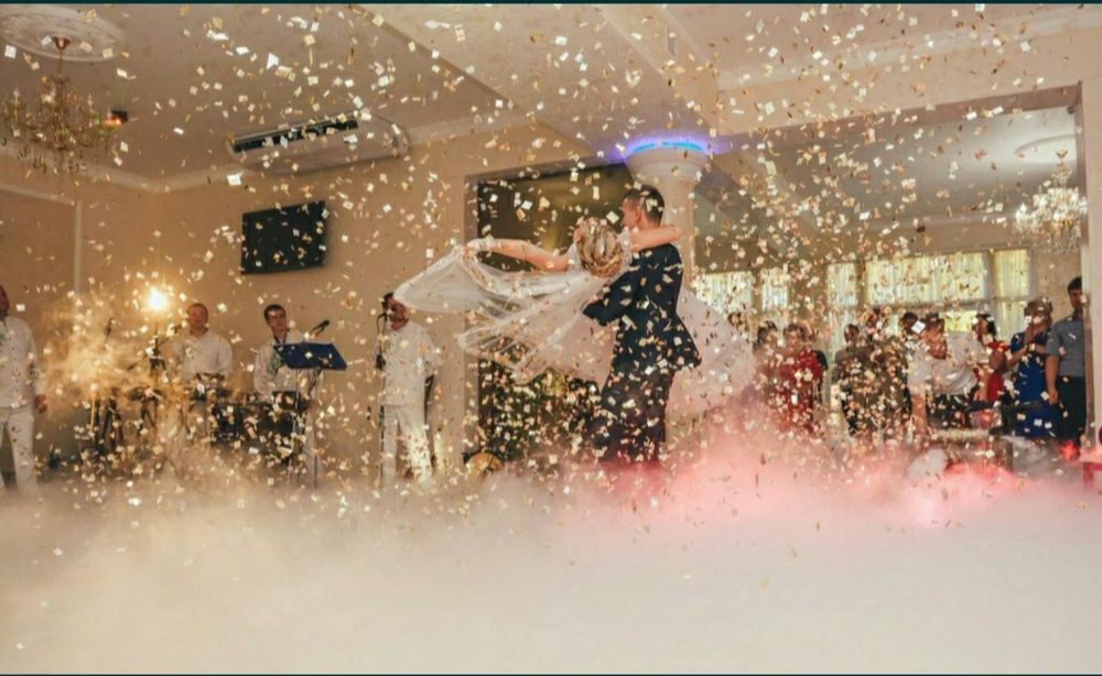 Конфеті, важкий дим, холодні фонтани