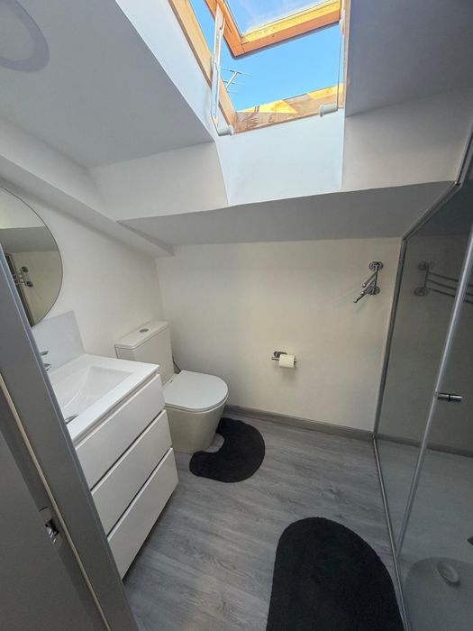 Arrenda-se quarto com suíte.