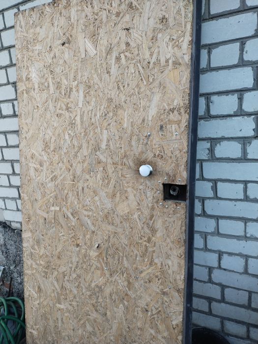 Продам уличную дверь