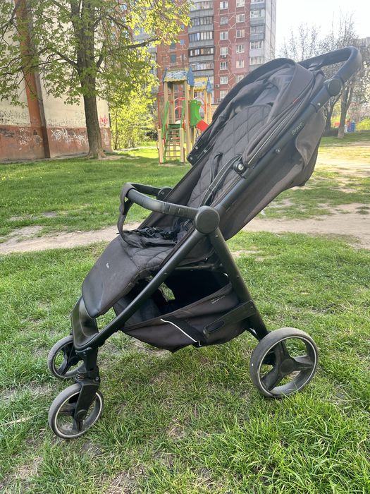 Прогулочна коляска