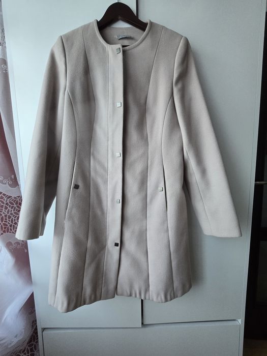 Damski plaszcz beżowy