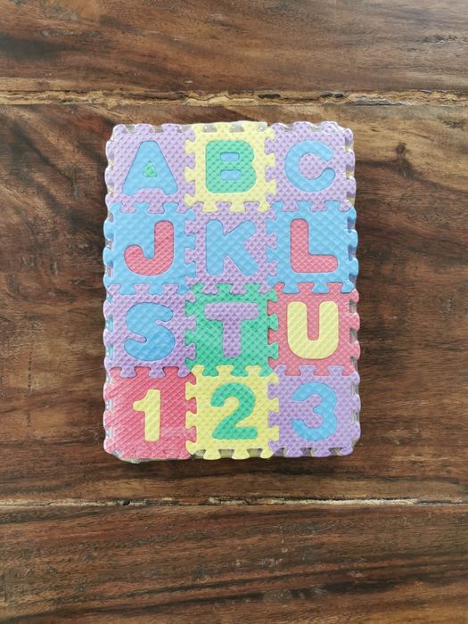 Puzzle abecedário para crianças em espuma