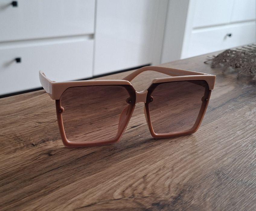 Beżowe ciemne okulary