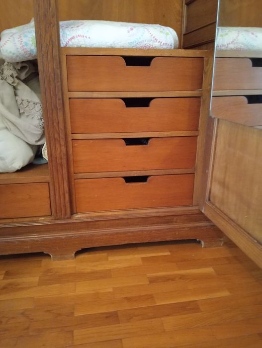 Cama antiga em madeira e roupeiro